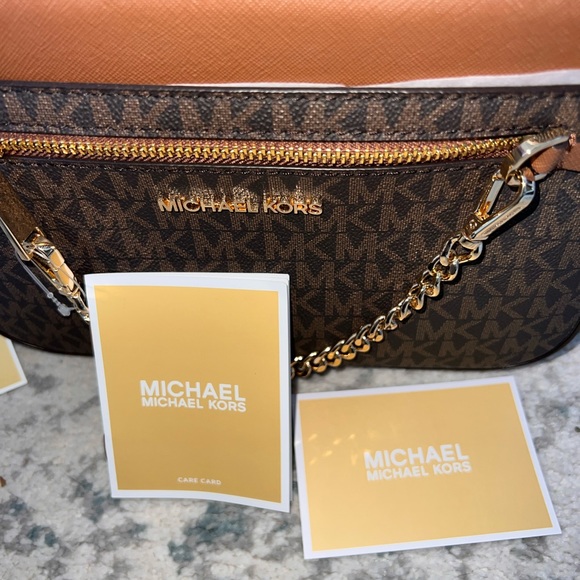 BNWT Michael Kors Over The Shoulder Purse. With Monogram - Picture 7 of 7